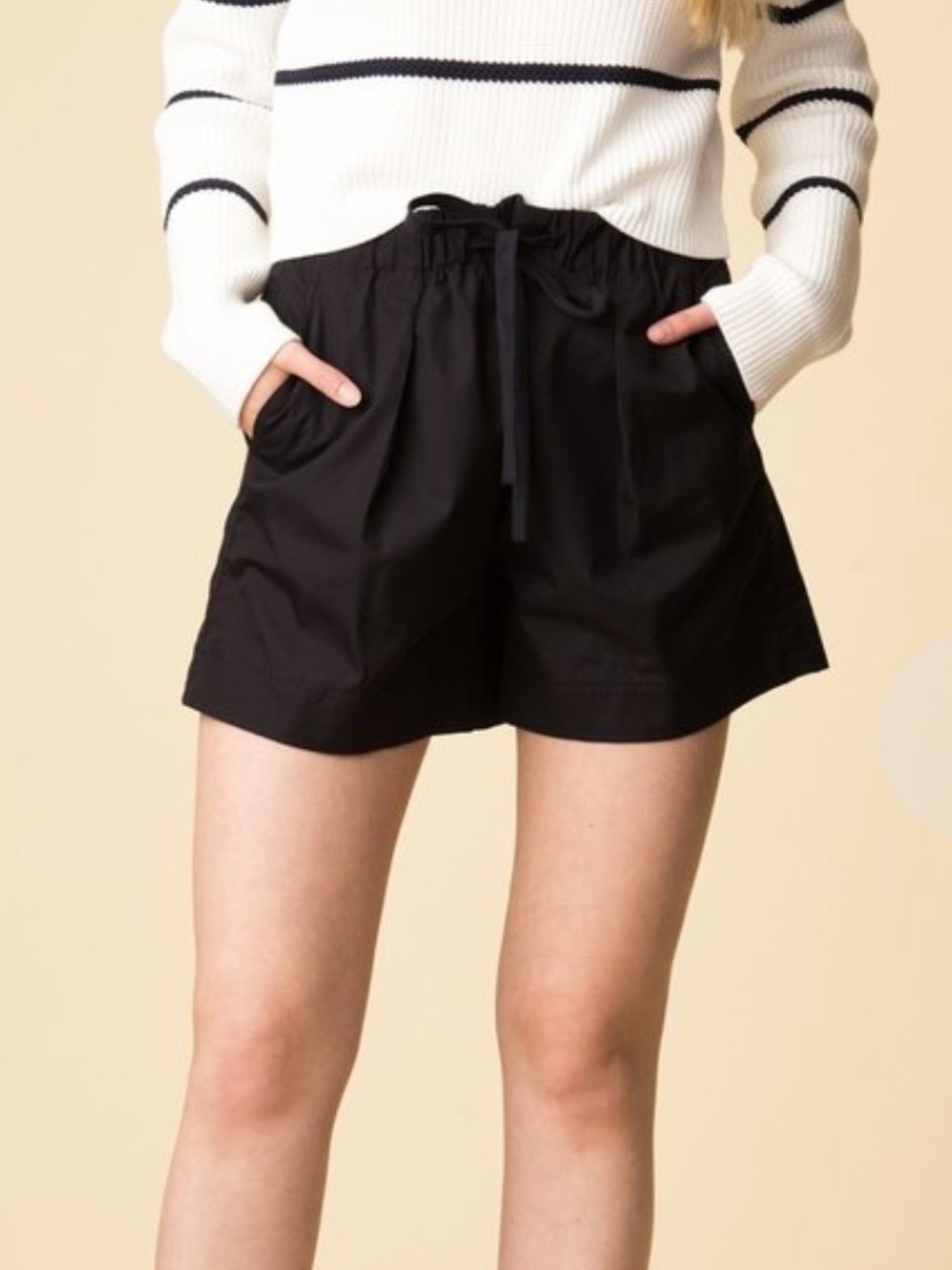 Vince Pleat Front Short size Small